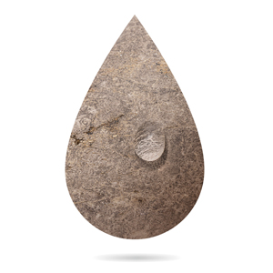 Cerámica marrón dentro de una máscara con forma de gota de agua.