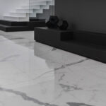 Stanza con pavimento in gres porcellanato lappato effetto marmo, arredo bianco e nero
