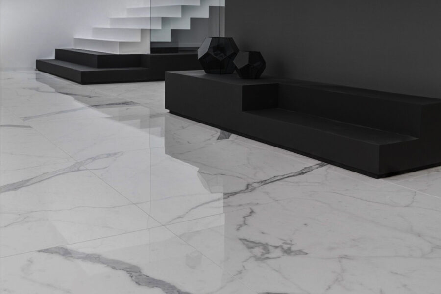 Stanza con pavimento in gres porcellanato lappato effetto marmo, arredo bianco e nero