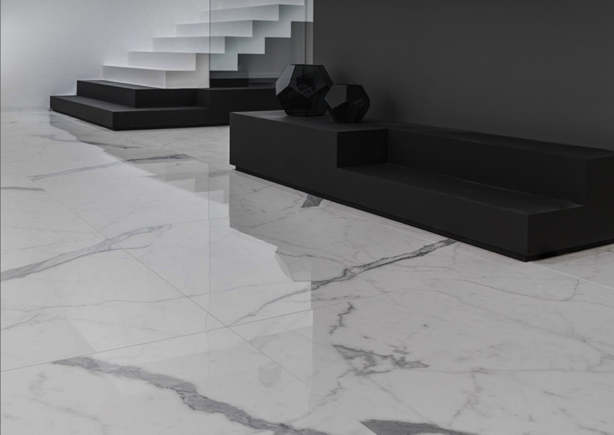 Stanza con pavimento in gres porcellanato lappato effetto marmo, arredo bianco e nero