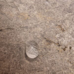 Goccia di colla su ceramica