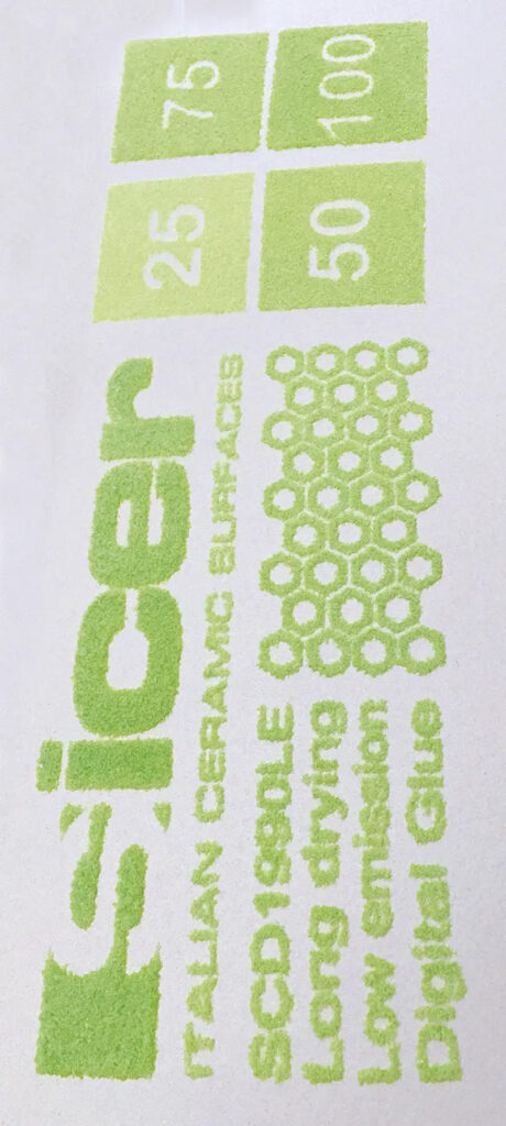 Etichetta con il logo Sicer scritto in verde e le specifiche della sua colla.