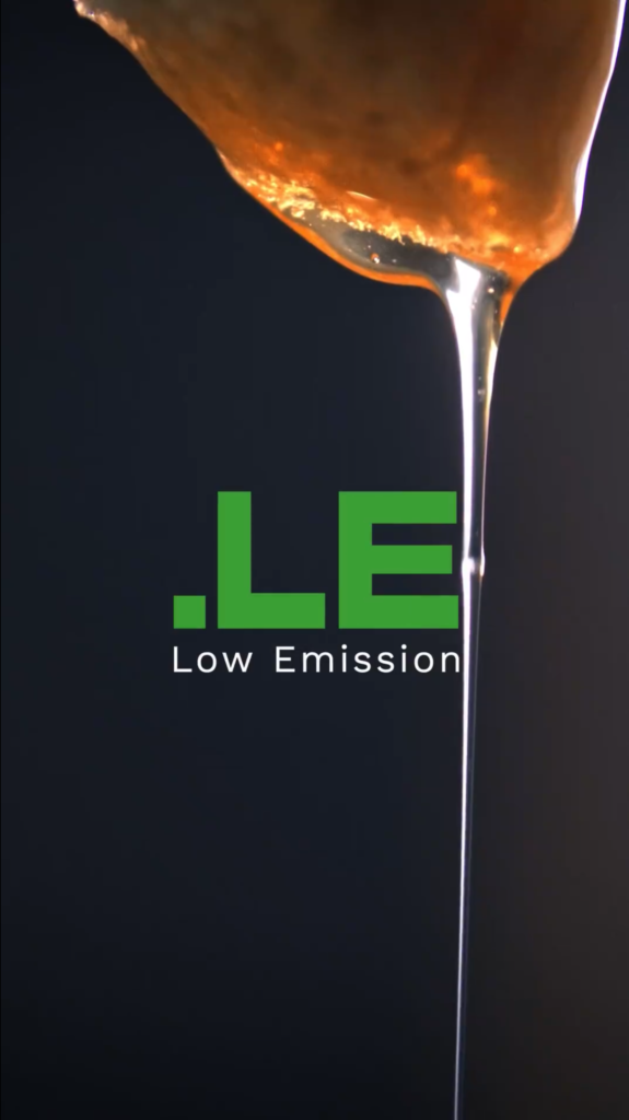 Colla della serie LE che cola dall'alto con logo LE al centro in verde