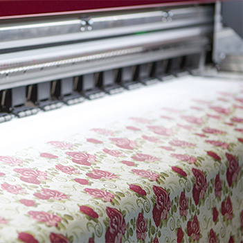 Stampante che stampa una trama floreale su un tessuto