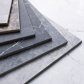 Piastrelle di ceramica impilate, di colori scuri